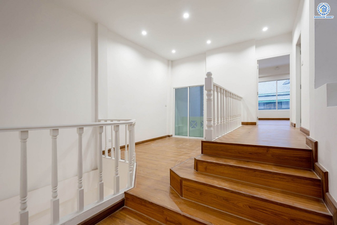 บ้านมือสองตกแต่งใหม่ โครงการ นันทนาการ์เด้น-พาร์คเพลส 345 ราชพฤกษ์-ติวานนท์ เนื้อที่ 27 ตร.ว. ฟังก์ชัน 3 ห้องนอน 2 ห้องน้ำ จอดรถได้ 2 คัน บรรยากาศเงียบสงบเป็นส่วนตัว สิ่งอำนวยความสะดวกมากมาย! บนทำเลศักยภาพ เชื่อมต่อถนนราชพฤกษ์ ใกล้จุดขึ้นทางด่วน "ศรีสมาน"